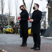 Володимир та Олена Зеленські вшанували подвиг Героїв Небесної Сотні