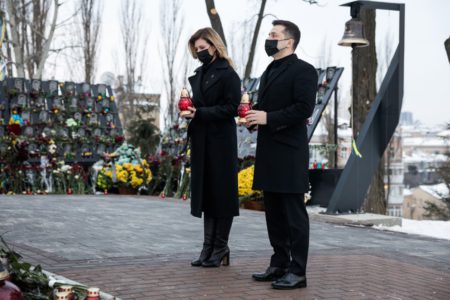 Володимир та Олена Зеленські вшанували подвиг Героїв Небесної Сотні