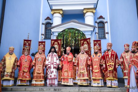 Екзарх Вселенського Патріарха в Україні єпископ Команський Михаїл співслужив Предстоятелю УПЦ (ПЦУ) ЕПІФАНІЮ, в день відзначення відновлення Свято-Михайлівського Золотоверхого собору, 30 травня 2021 року Божого