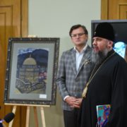 Митрополит Епіфаній відвідав мистецьку виставку, присвячену 77-м роковинам депортації кримськотатарського народу