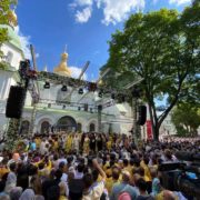 Тисячі віруючих співають Нікео-Царгородський Символ віри на богослужінні, яке очолює Всесвятійший Патріарх Варфоломій