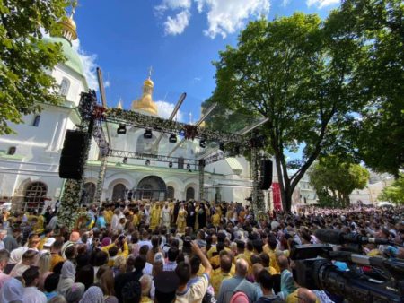 Тисячі віруючих співають Нікео-Царгородський Символ віри на богослужінні, яке очолює Всесвятійший Патріарх Варфоломій