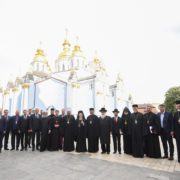 Тисячі віруючих співають Нікео-Царгородський Символ віри на богослужінні, яке очолює Всесвятійший Патріарх Варфоломій