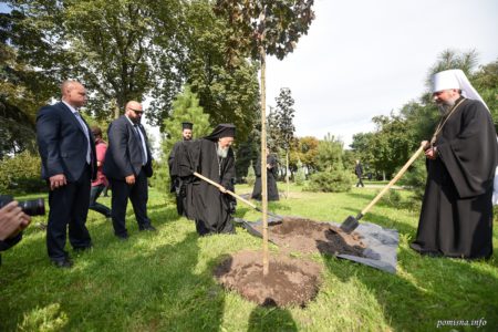 Патріарх Варфоломій разом з членами ВРЦіРО посадив дерева у парку «Володимирська гірка»