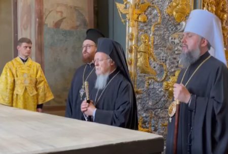 Вселенський Патріарх Варфоломій виконує тропар П’ятидесятниці і молитву “Взбранной Воєводі”
