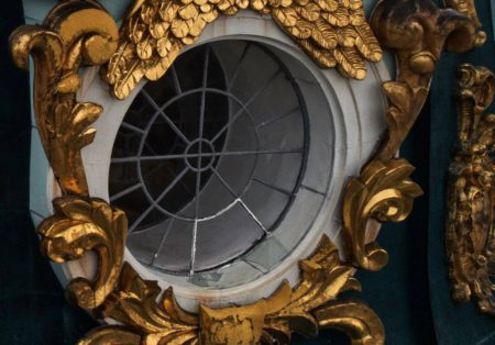 Порив вітру вибив вікно у куполі Андріївської церкви