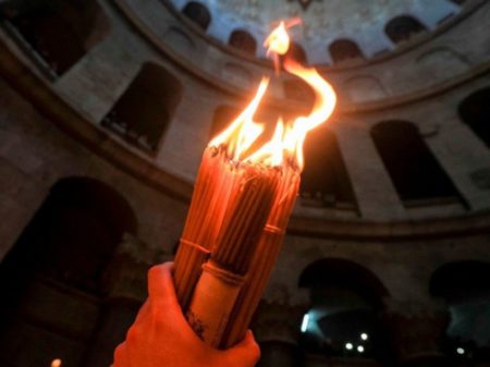 Благодатний вогонь зійшов у Єрусалимі у храмі Гробу Господнього (відео)