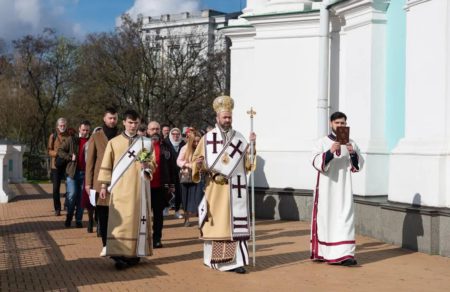 Екзарх Вселенського патріарха звершив Пасхальне Святкове богослужіння у Андріївському храмі