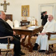 Папа Римський після спілкування з Орбаном: путін планує завершити війну 9 травня