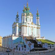 Екзарх Вселенського патріарха під час візиту в Нововолинськ подарував храму ікону з часточкою мощей