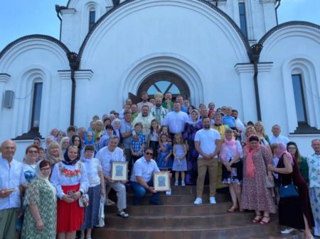 Екзарх Вселенського патріарха під час візиту в Нововолинськ подарував храму ікону з часточкою мощей