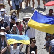 Не забуваймо про народ України, де не припиняються бомбардування – Папа