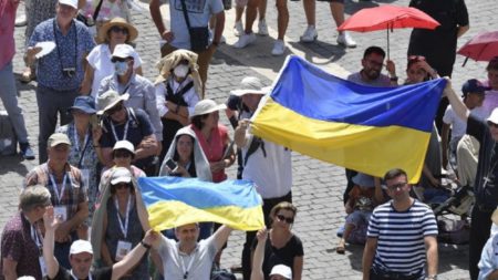 Не забуваймо про народ України, де не припиняються бомбардування – Папа