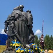 У Маріуполі біля зруйнованої ворогом мечеті – стихійні могили