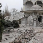 У Маріуполі біля зруйнованої ворогом мечеті – стихійні могили