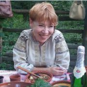 Якщо тендітна жінка може так самовіддано служити своїй Українській землі, невже ти не встанеш поряд? – Олег Володарський