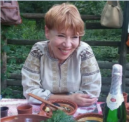 Якщо тендітна жінка може так самовіддано служити своїй Українській землі, невже ти не встанеш поряд? – Олег Володарський
