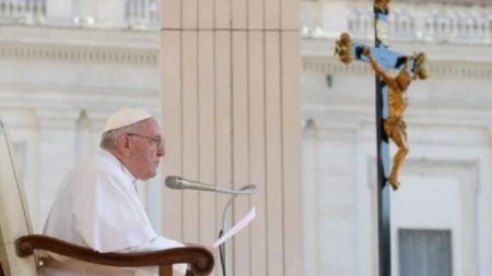 Папа Римський: Я близький з народом України, щодня ураженим ракетним дощем
