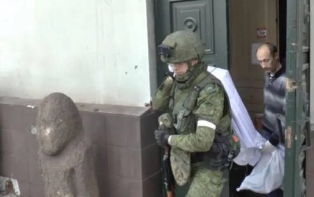 «Так само грабували нацисти»: у Маріуполі окупанти викрали з музеїв усі цінні експонати — міськрада