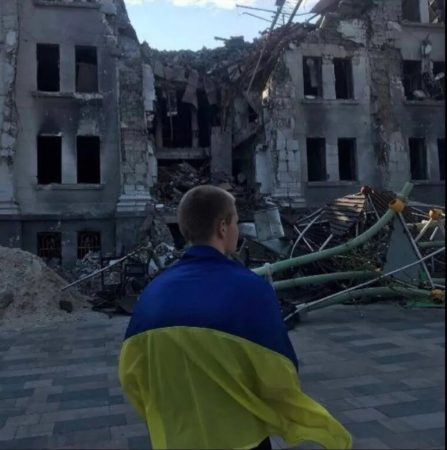 У Маріуполі юнак вийшов на площу біля розбомбленого Драмтеатру з прапором України