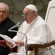 Світ «дуже потребує» любові Бога, каже королева Великобританії англіканським єпископам