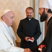 Папа Римський зустрівся з митрополитом Московського патріархату