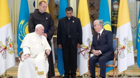 Папа Римський прибув до Казахстану, голови РПЦ Кирила, з яким він хотів зустрітися, не буде