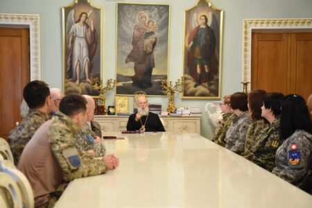 Святійший Патріарх Філарет нагородив воїнів тероборони Києва та волонтерів