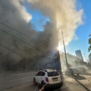 Мешканців зруйнованого дроном будинку розселять у готелях чи гуртожитках