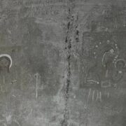 На Харківщині у катівні окупантів знайшли ікони, видряпані полоненими на стіні