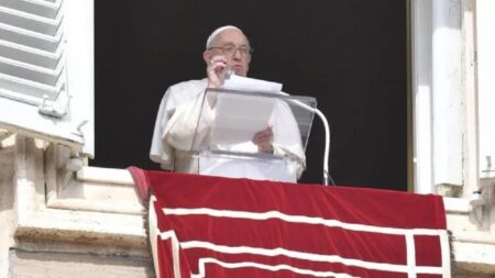 Папа Римський запросив єднатися з ним у вівторок в молитві за мир в Україні та світі