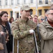 У Києві на Софійській площі діє виставка «Полк Азов – янголи Маріуполя»