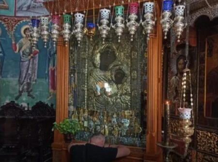 «За Україну»: Вселенський патріарх запалив незгасиму лампаду перед Чудотворним образом