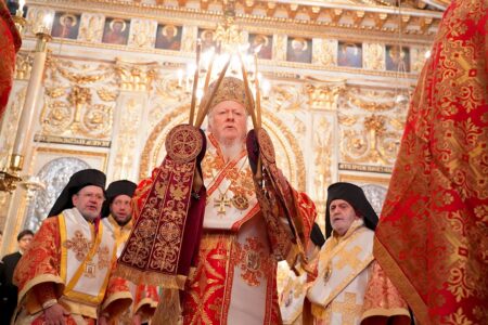 Святкування Успіння Богородиці у святковому Соборі Св. Архиєпархії Константинополя в Пера
