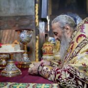 Дари Святого Причастя з чаші розлились на митрополита Онуфрія / Знак Божий