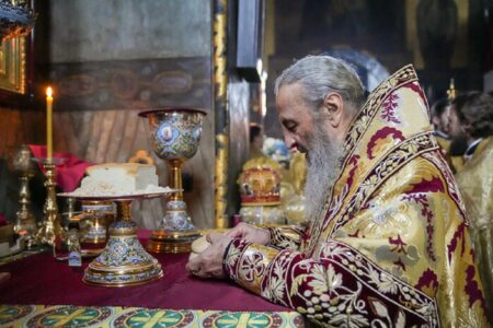 Дари Святого Причастя з чаші розлились на митрополита Онуфрія / Знак Божий