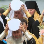 <strong>Чернівецька облрада просить керівництво держави заборонити УПЦ МП</strong>