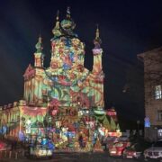 Київ казковий: швейцарський художник зі світла підсвітив Андріївську церкву