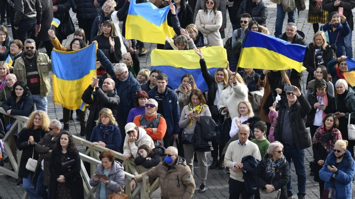 <strong>Папа привітав українців на площі Святого Петра, побажавши миру</strong>