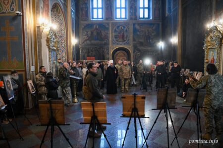 Предстоятель відкрив благодійну виставку ікон, написаних на ящиках з-під набоїв