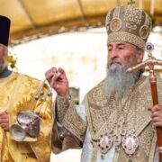 Королю Чарльзу ІІІ подарували ікону, написану на фрагменті ящика з-під озброєнь, привезеного з фронту