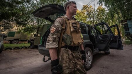 Саїд Ісмагілов показав зруйновану мечеть у Бахмуті та прочитав в ній молитву