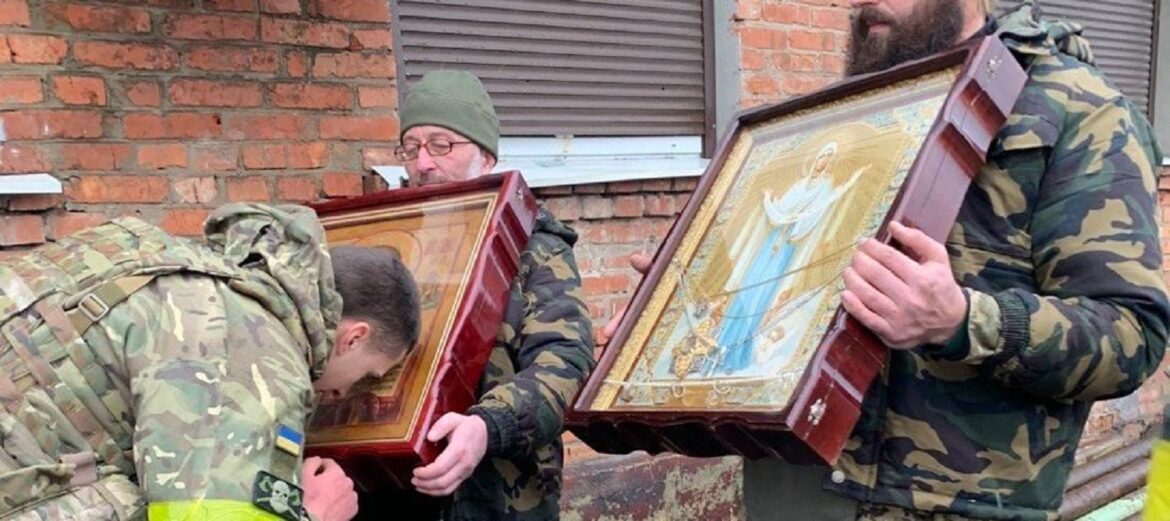 Всеукраїнський хресний хід з мощами святих воїнів за мир в Україні проходить на Харківщині та Донеччині