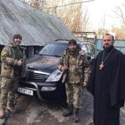 Два автомобілі на передову для ЗСУ передали в Запорізькій та Чернівецькій єпархіях