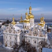 <strong>Російські обстріли на Сумщині пошкодили церкву та «пам'ятник воїнам-визволителям»</strong>