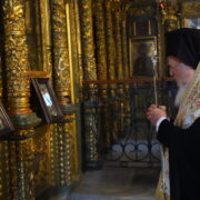 Правоохоронці розслідують наругу над могилою ексглави УПЦ Володимира (Сабодана) у Києві. Назвали підозрюваних