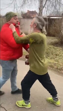 <strong><a href="https://religionpravda.com.ua/?p=85514">У мережі з’явилося відео, як священик УПЦ МП скинув рясу і поліз до бійки</a></strong>