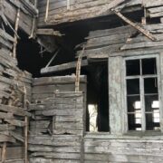 <strong>Російські обстріли на Сумщині пошкодили церкву та «пам'ятник воїнам-визволителям»</strong>