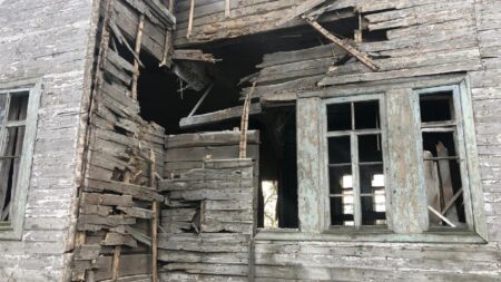 <strong>Російські обстріли на Сумщині пошкодили церкву та «пам’ятник воїнам-визволителям»</strong>