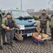 УПЦ США у співпраці з ПЦУ передали автомобілі для захисників України